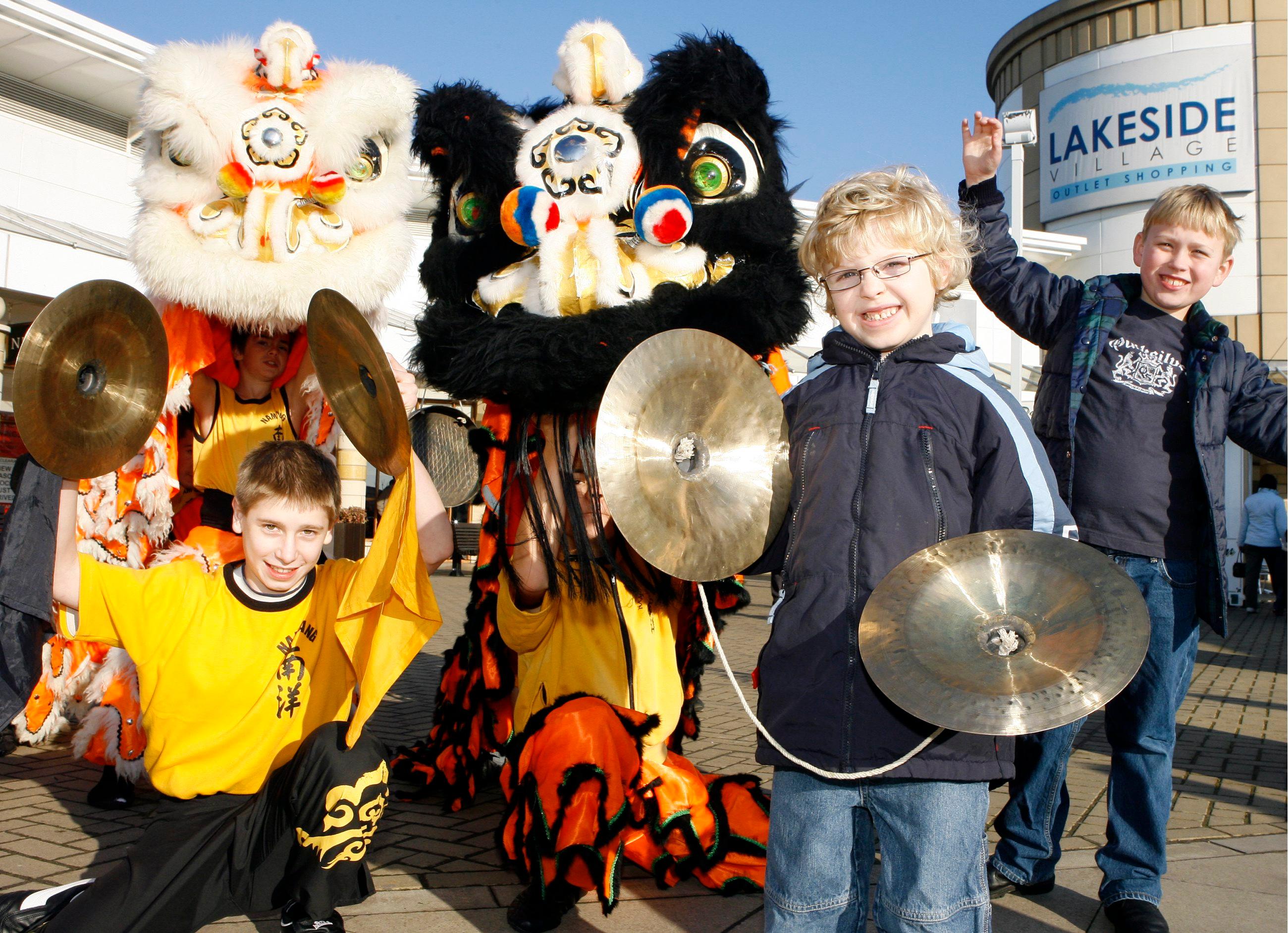 In 2006 Nam Yang Pugilistic Association perform at Lakeside Village, Doncaster to celebrate the Chinese New Year.
David Parker (10) of Dunsville & William Cowan (6) of Barnby Dun.