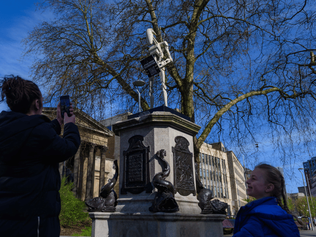 Star Wars B1-series battle droid with a message appears on controversial Edward Colston plinth in Bristol 