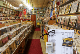 A recent survey has concluded the most ideal price point musicians should consider selling their merchandise to their fans for. 