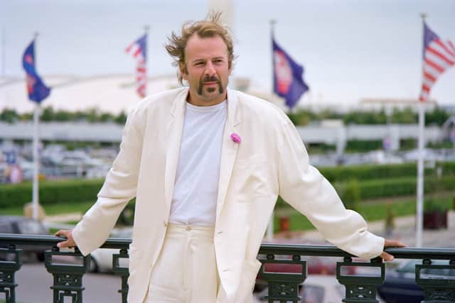 US actor Bruce Willis poses the screening of his film "Die Hard" directed by US John Mac Tierman on September 11, 1988 during the American Film Festival in Deauville.
