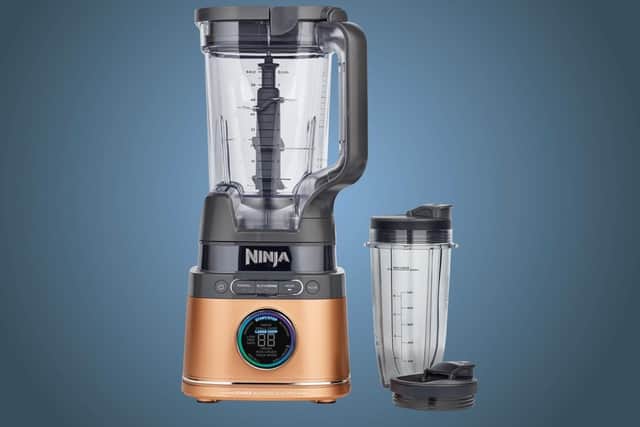 It comes with a 2.1-litre jug and a serve cup