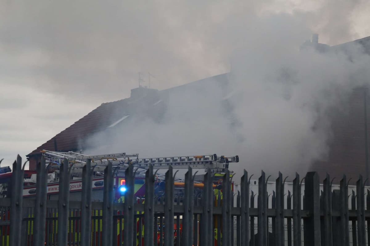 Video: Feuerwehrleute eilen zu einem Haus in Doncaster, das vorsätzlich in ...