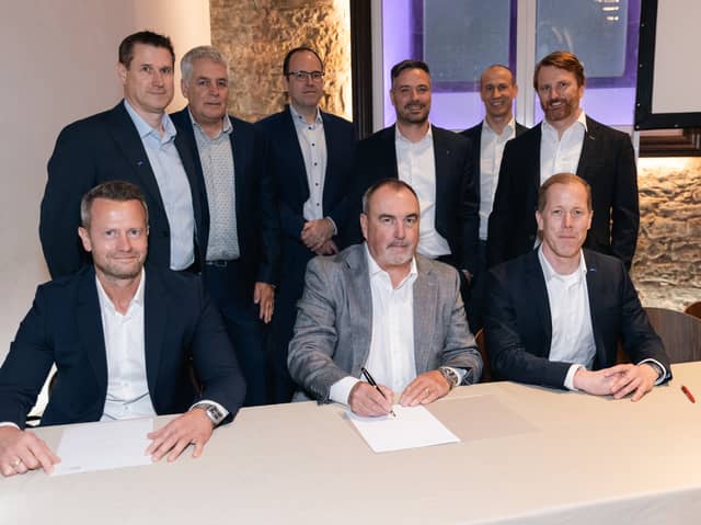 The representatives of ZEISS Microoptics and Ceres Holographics signed the acquisition agreement