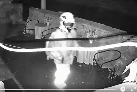 Video: Doncaster-Geschäft bittet nach Diebstahl der Vertrauenskasse per ...