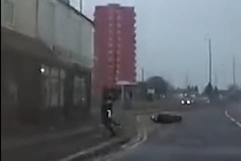 Video: Motorradfahrer, der sich in Doncaster eine Verfolgungsjagd mit der ...
