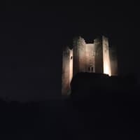 Ghost hunter claims camera captured mysterious woman in white at Conisbrough Castle