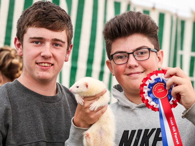 Judge Robbie Welford with 1st place ferret and owner Billy Ewart.