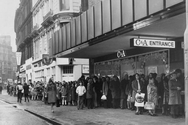 The queue on Boar Lane for the C&A sales on New Year's Day in 1973.