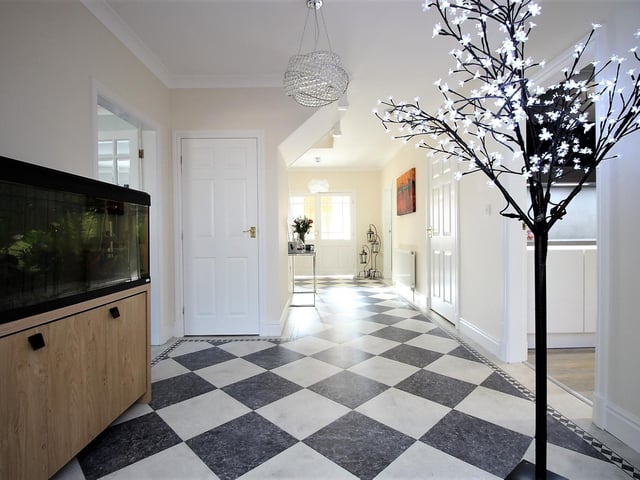 The minimalist decor benefits from eye-catching embellihments