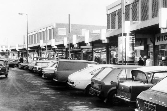 A busy Bramley Shopping Centre in December 1976.