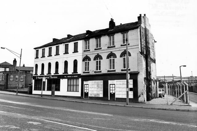 Marsh Lane in January 1985. On the left is the Woodpecker public house and on the right the junction with Shannon Street.