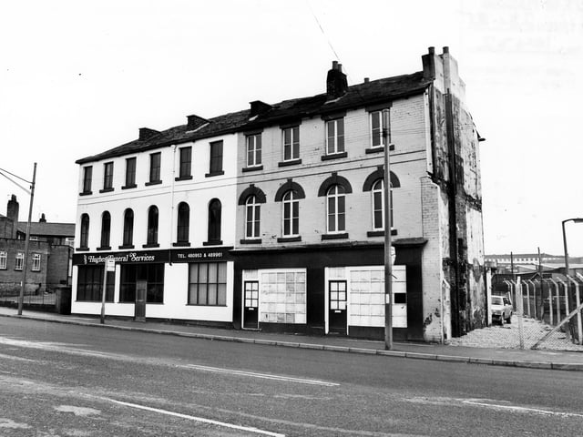 Marsh Lane in January 1985. On the left is the Woodpecker public house and on the right the junction with Shannon Street.