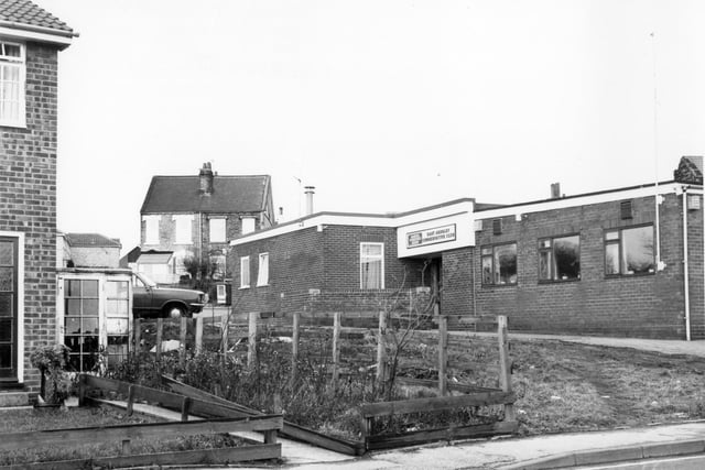 East Ardsley Conservative Club on Chapel Street pictured in January 1985. Houses on Parker Street are seen in the background.