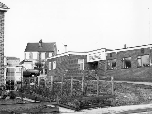 East Ardsley Conservative Club on Chapel Street pictured in January 1985. Houses on Parker Street are seen in the background.