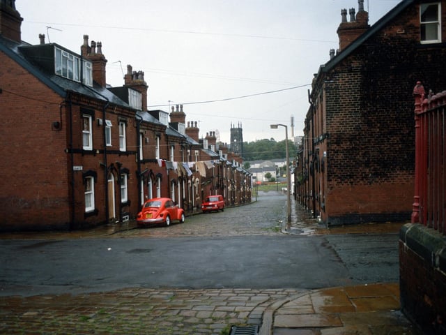 Quarry Street looking past the junction with Cross Quarry Street in the foreground pictured in August 1985. A fence on the right encloses the grounds of Quarry Mount Primary School.