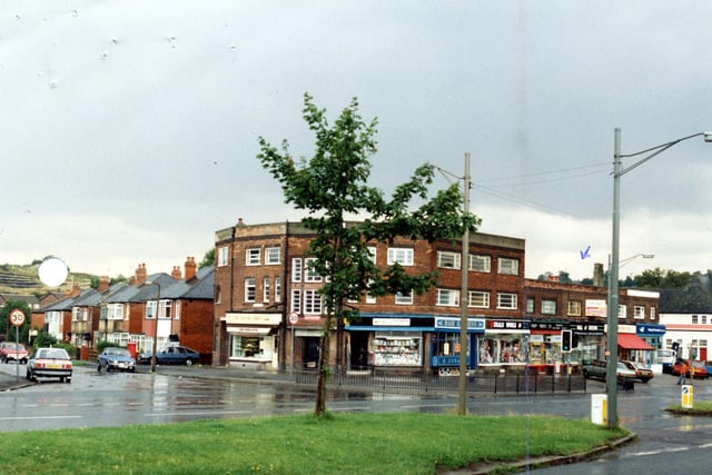 The junction of Selby Road and Dunhill Rise at Halton in October 1985. The row of shops include Wray's Hardware and DIY, Hair Express, a wool shop and a chemist.