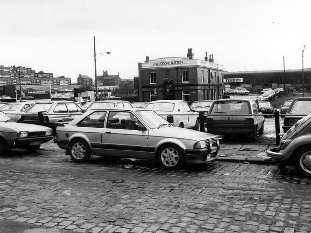 Woolman Street across a busy car park towards Marsh Lane in January 1985. The Smith's Arms public house is seen in the centre background. Rising up on the far left are the flats of Saxton Gardens.