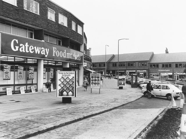 Does this parade of shops look familiar? Chapel Allerton in October 1985.