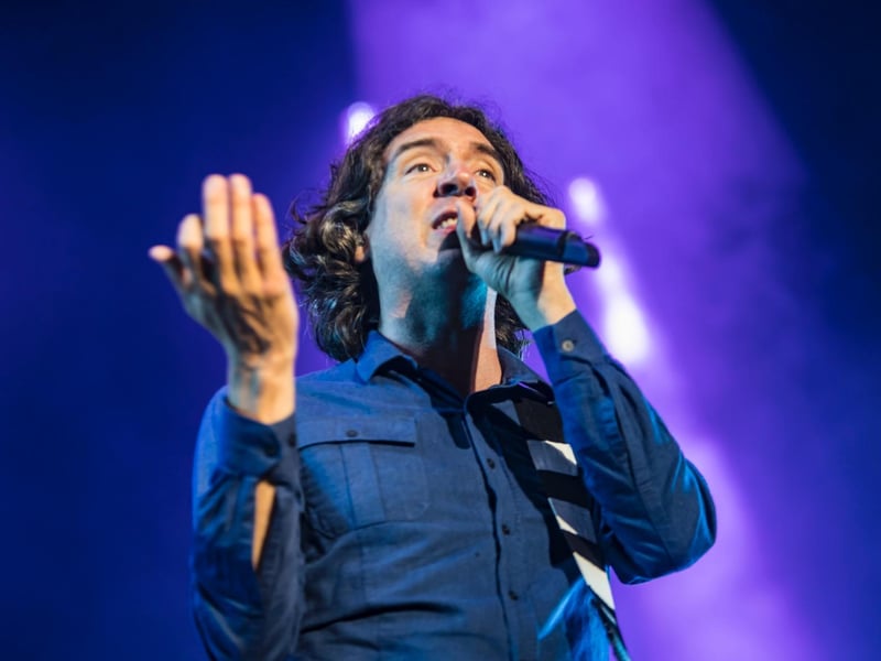Gary Lightbody talks to the audience.