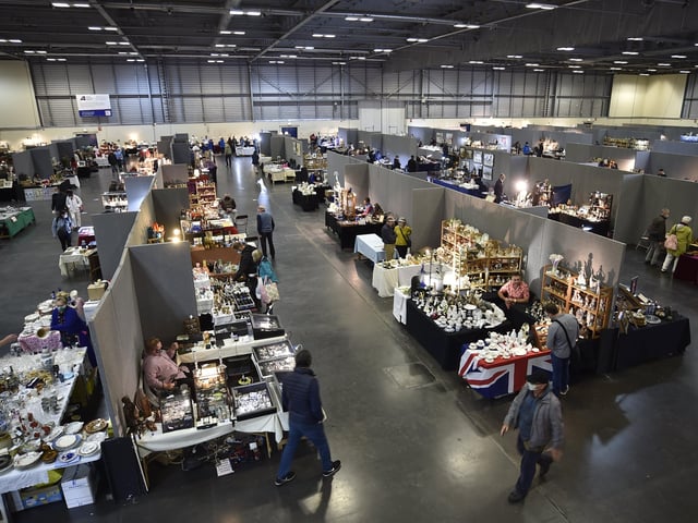 Antiques Fair at the Arena East of England showground EMN-200210-181348009