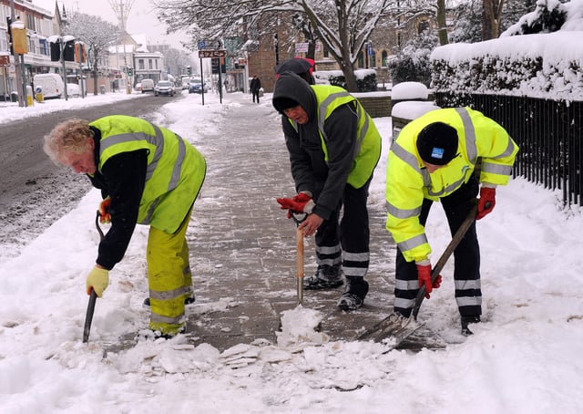 Clearing the way in Brighton Road, Worthing