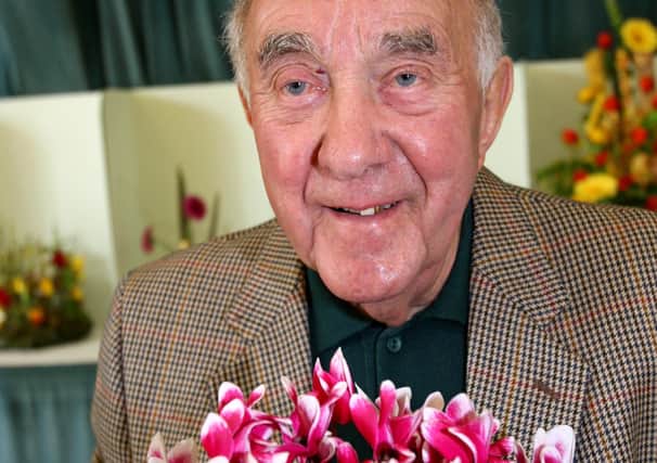HOR 260311 Steyning Spring Show. Stan Smith and his pot plant. photo by derek martin ENGSNL00120110328100733