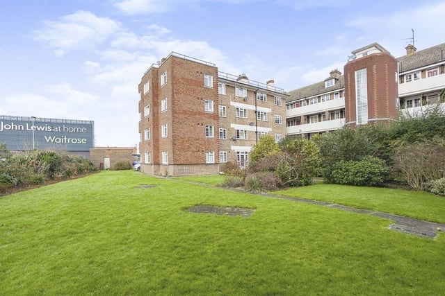 Bishopric Court, Horsham, RH12.
1 bed flat for sale for £120,000.
A one bedroom apartment in the centre of Horsham which would be perfect as a buy to let investment offering a great return on the investment.
Photo from Zoopla.