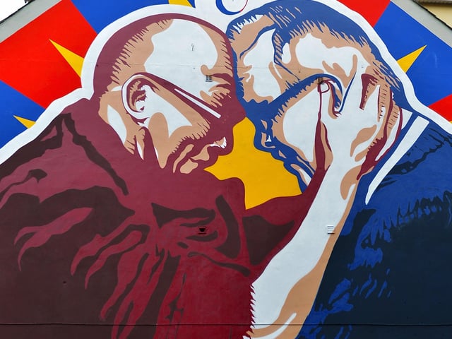 A new mural at Great James Street, created by local artists UV Arts, depicts the friendship between His Holiness the Dalai Lama and Derry local man Richard Moore. DER2105GS – 04