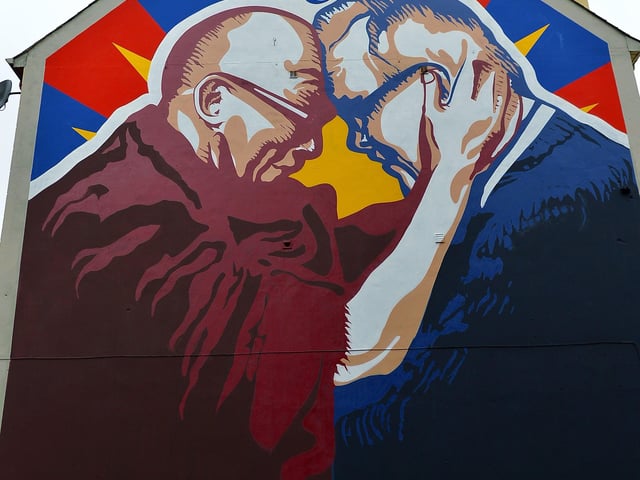 A new mural at Great James Street, created by local artists UV Arts, depicts the friendship between His Holiness the Dalai Lama and Derry local man Richard Moore. DER2105GS – 05