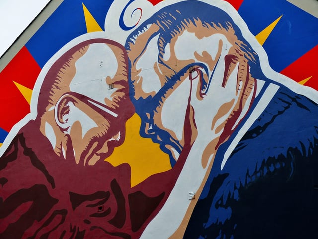 A new mural at Great James Street, created by local artists UV Arts, depicts the friendship between His Holiness the Dalai Lama and Derry local man Richard Moore. DER2105GS – 08