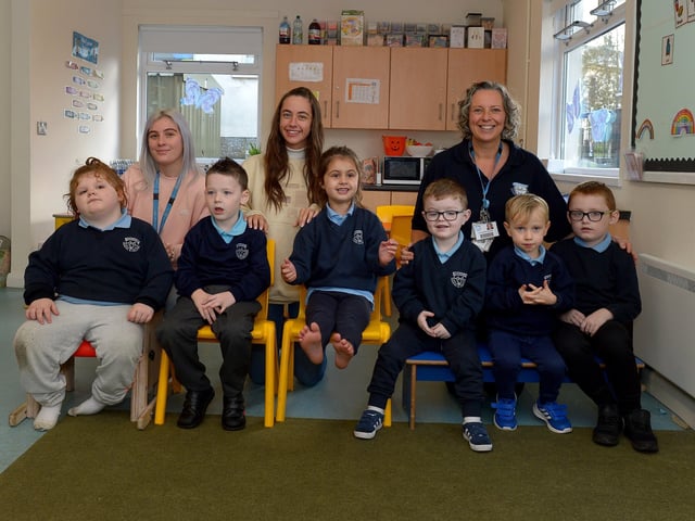 Ms Edwards (on the right) P1 class at Ardnashee Primary School. Included in the photo are Oshiana McAdam and Katrina Gallagher. DER2140GS – 016