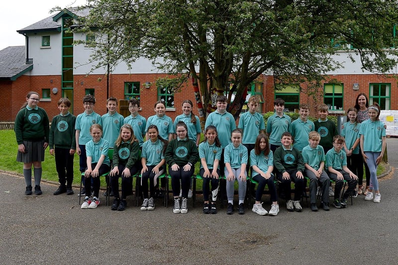 Miss C. Breslin with her P7 class at Oakgrove Primary School, Derry.  DER2123GS – 029