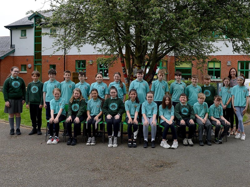 Miss C. Breslin with her P7 class at Oakgrove Primary School, Derry.  DER2123GS – 029