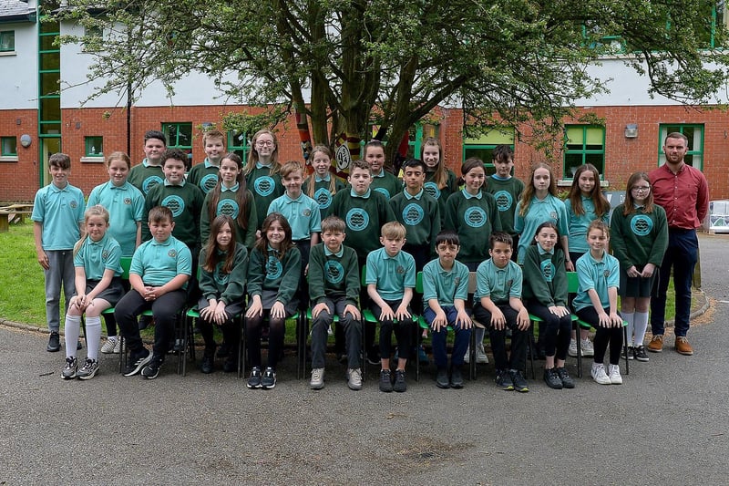 Mr R. Collins with his P7 class at Oakgrove Primary School, Derry.  DER2123GS – 028