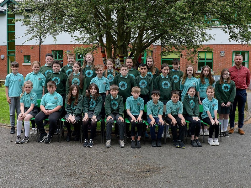 Mr R. Collins with his P7 class at Oakgrove Primary School, Derry.  DER2123GS – 028