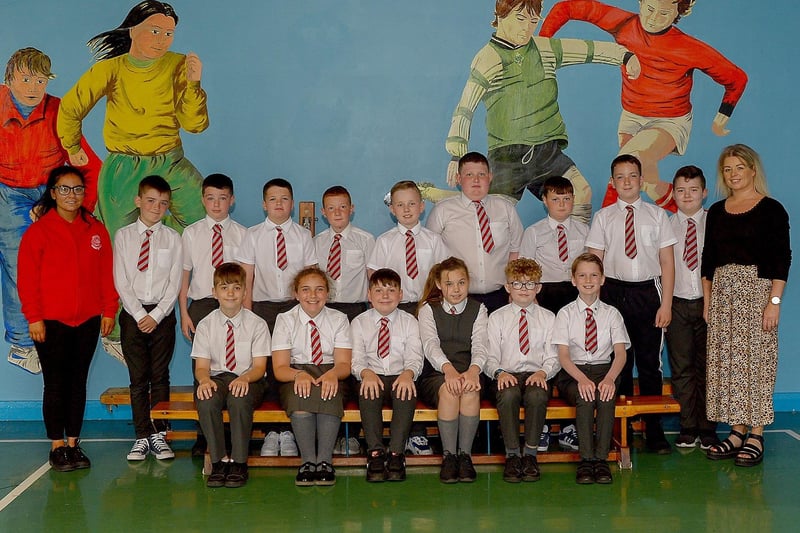 Mrs S Doherty, teacher, on the right, and Miss Kelly, classroom assistant, with their P7 class at Holy Family Primary School, Derry. DER2123GS – 049