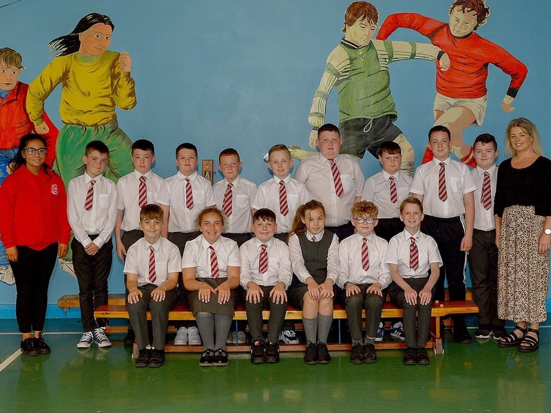 Mrs S Doherty, teacher, on the right, and Miss Kelly, classroom assistant, with their P7 class at Holy Family Primary School, Derry. DER2123GS – 049