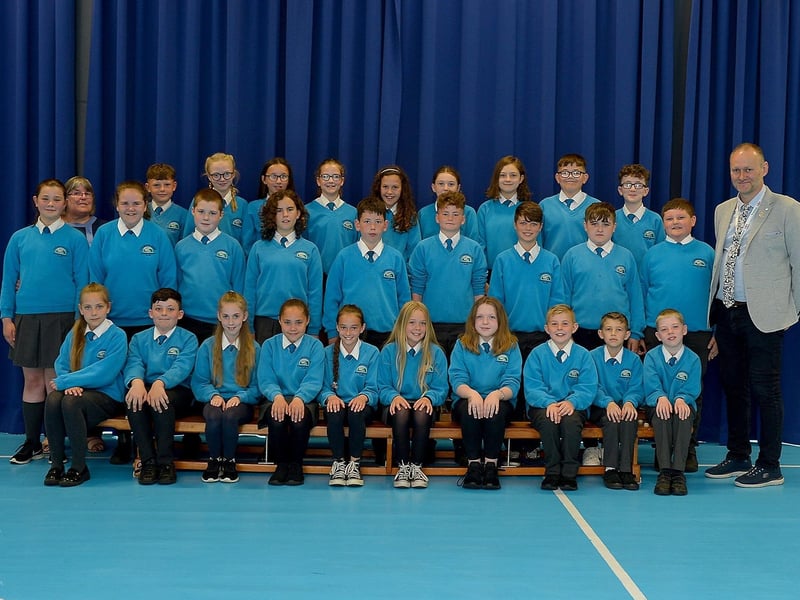 Mr K. Baldrick, teacher, and Mrs C. Lynch, classroom assistant, with their P7 class at Newbuildings Primary School, Derry.  DER2123GS – 031