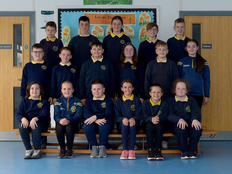 Miss Eílís NI Chearáin’s P7 class at Gaelscoil Eadain Mhoir, Derry. DER2123GS – 044