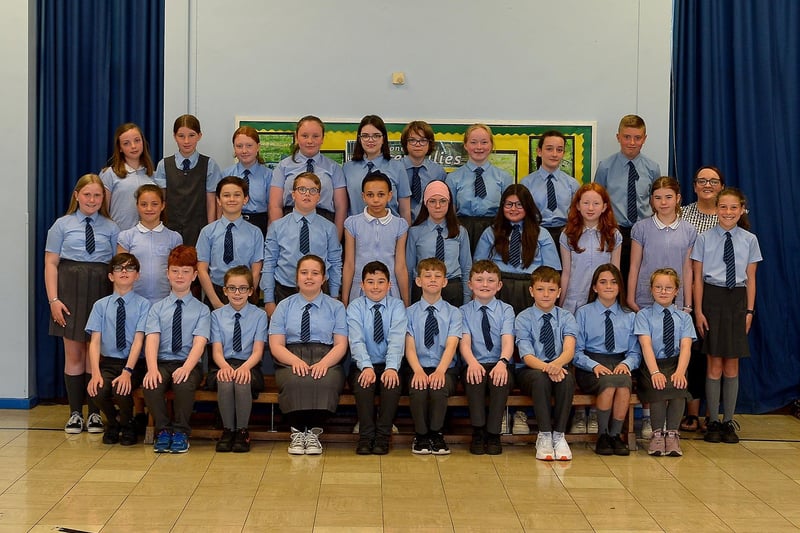 Mrs E. Meehan with her P7 class at St Anne’s Primary School, Derry.  DER2123GS – 041