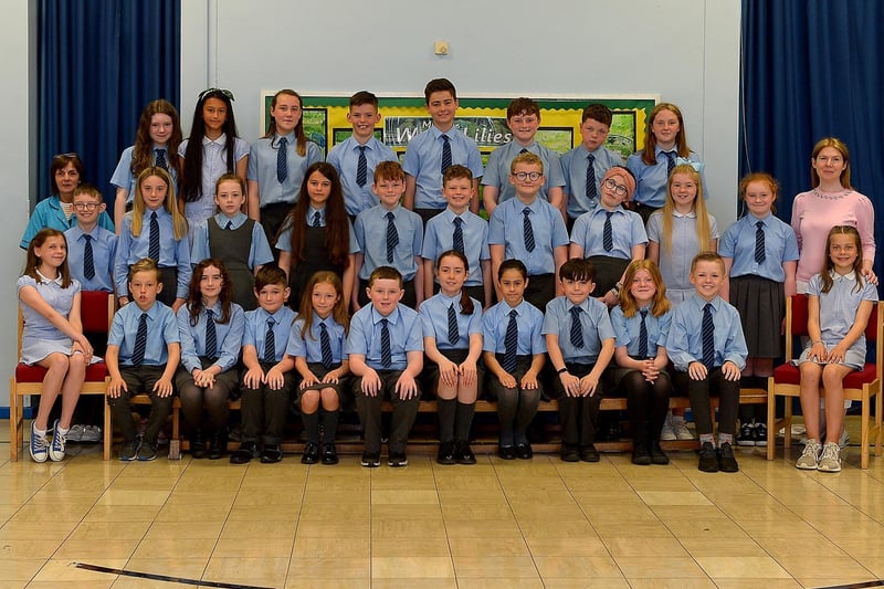 Mrs S.McRory, teacher, on the right and Mrs S Larmour classroom assistant with their P7 class at St Anne’s Primary School, Derry.  DER2123GS – 043