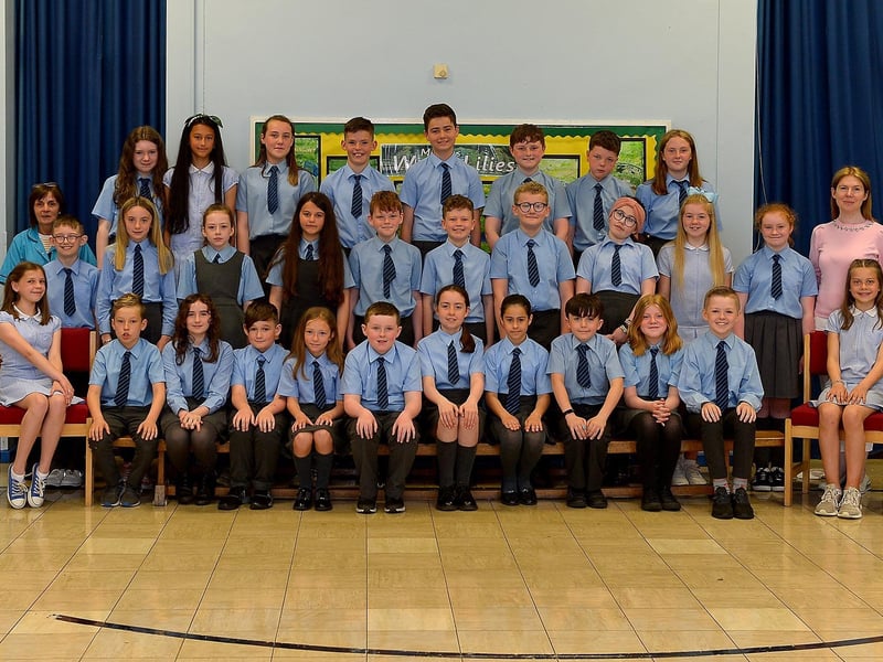 Mrs S.McRory, teacher, on the right and Mrs S Larmour classroom assistant with their P7 class at St Anne’s Primary School, Derry.  DER2123GS – 043
