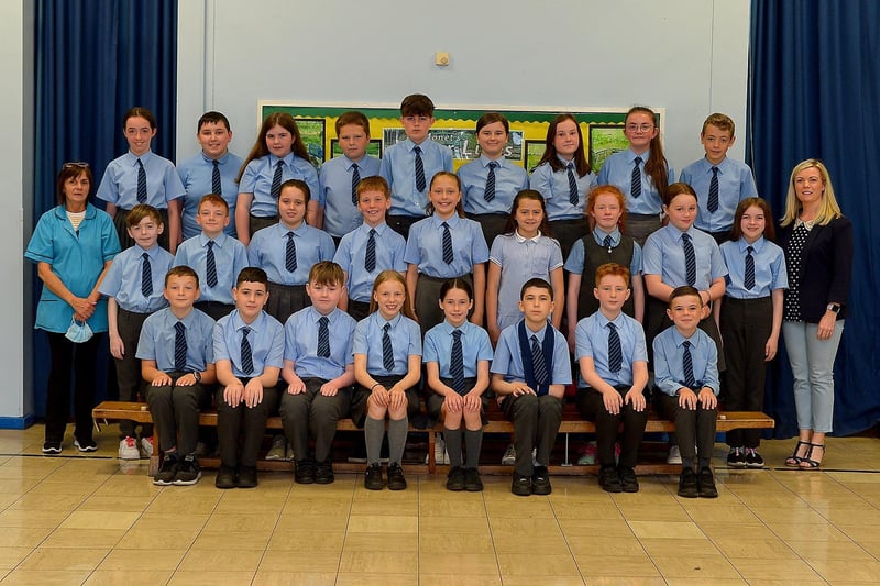 Mrs J. Morrison, teacher, on the right and Mrs S Larmour classroom assistant with their P7 class at St Anne’s Primary School, Derry.  DER2123GS - 042
