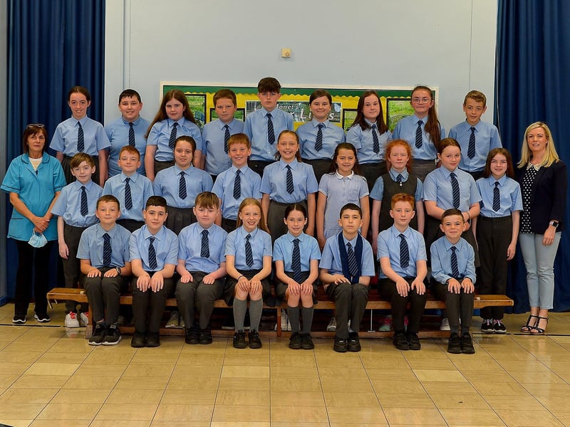 Mrs J. Morrison, teacher, on the right and Mrs S Larmour classroom assistant with their P7 class at St Anne’s Primary School, Derry.  DER2123GS - 042
