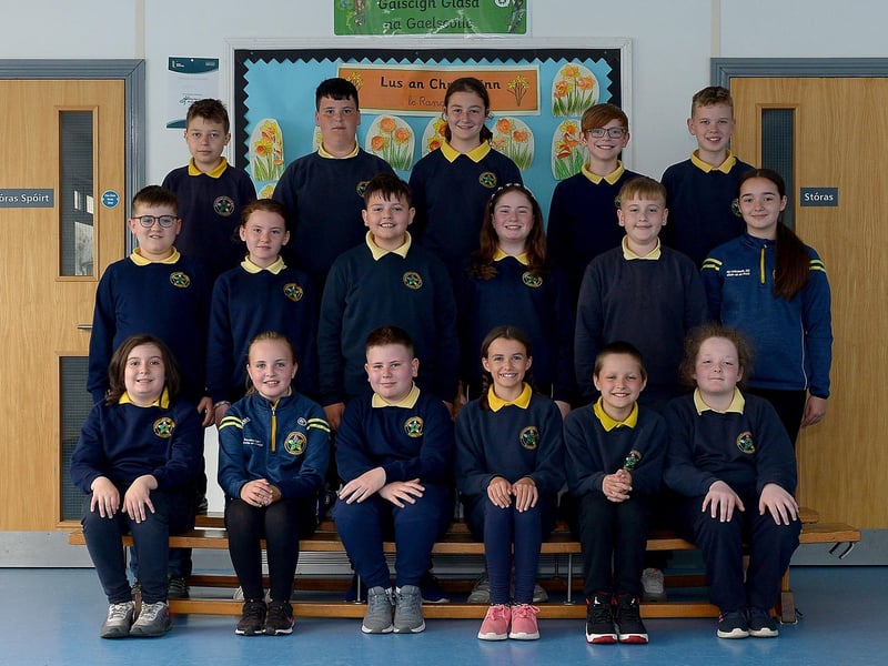 Miss Eílís NI Chearáin’s  P7 class at Gaelscoil Eadain Mhoir, Derry.  DER2123GS – 044