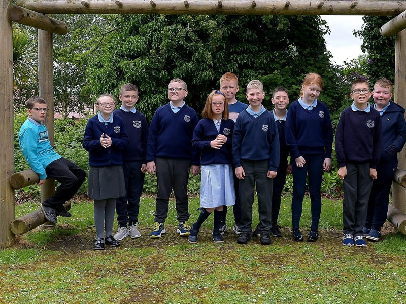 Miss R. Paitry’s P7 class at Ardnashee Primary School, Derry. DER2124GS – 003