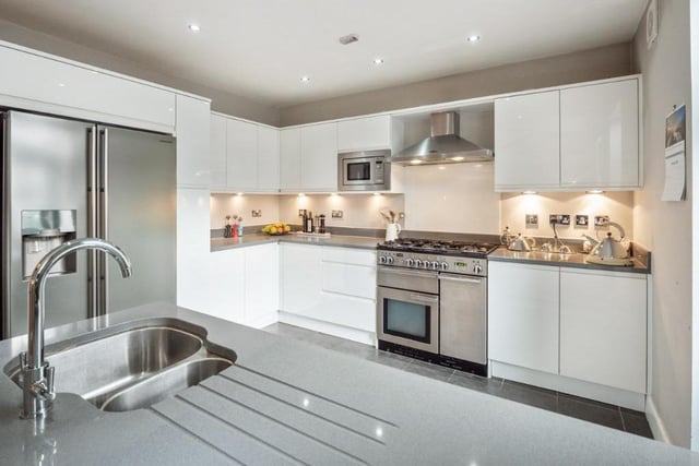The fitted kitchen has a five-burner Rangemaster gas hob and oven with chimney-styled hood.