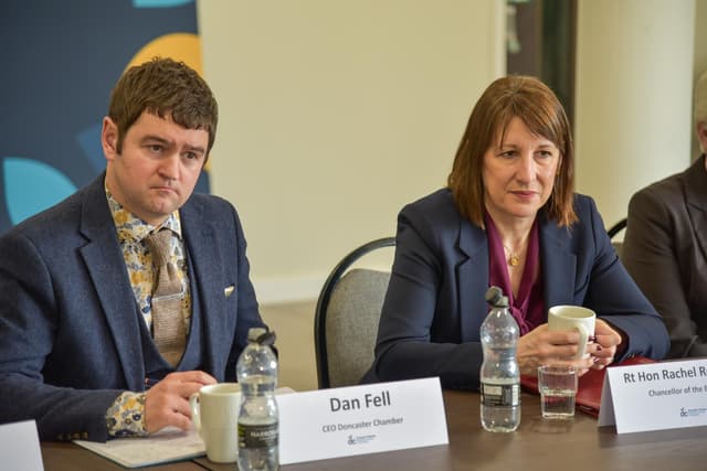 Bundeskanzlerin Rachel Reeves besucht Doncaster für Flughafengespräche
