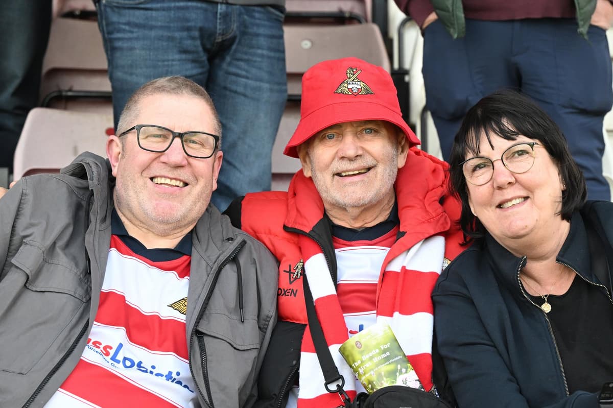 Fans von Doncaster Rovers auf den Tribünen – | Entdecken Sie die Fans in ...