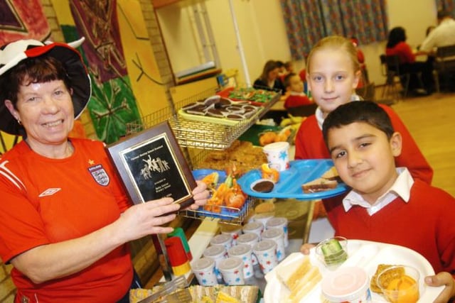 Balby Central Primary School in January 2007. Celebrating their new healthy eating award.